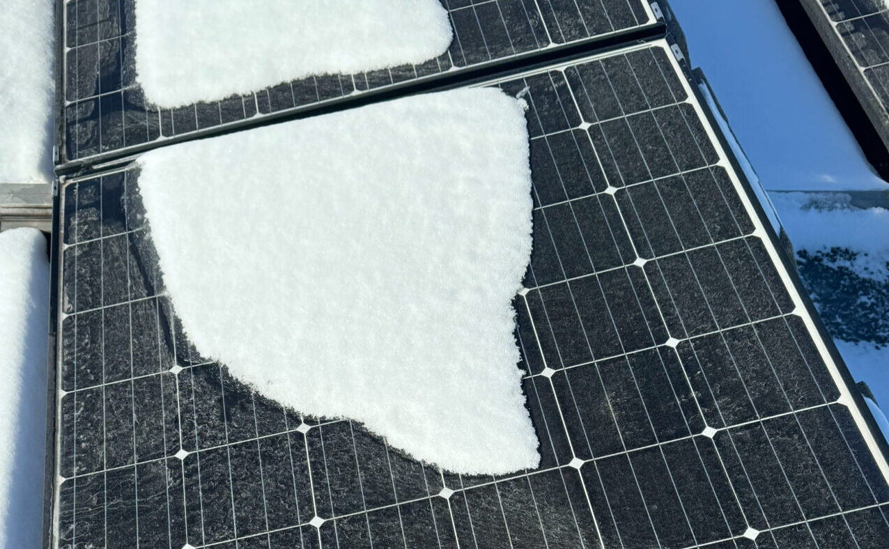 Tasakattovoimalat ja lumenpoisto – Milloin lumikuorma muuttuu rakenteelliseksi riskiksi?